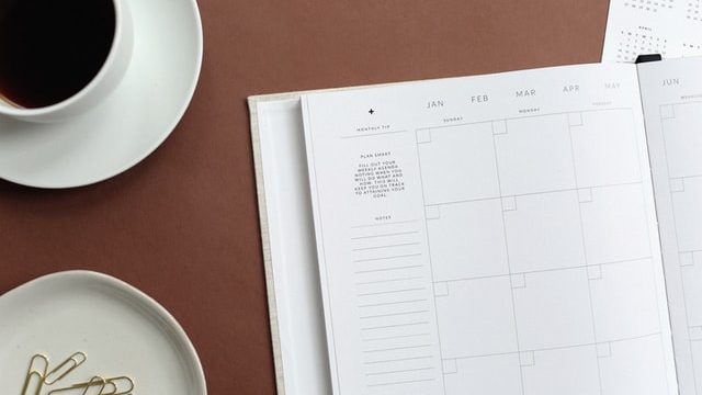 Agenda on a table with coffee to schedule your virtual networking events